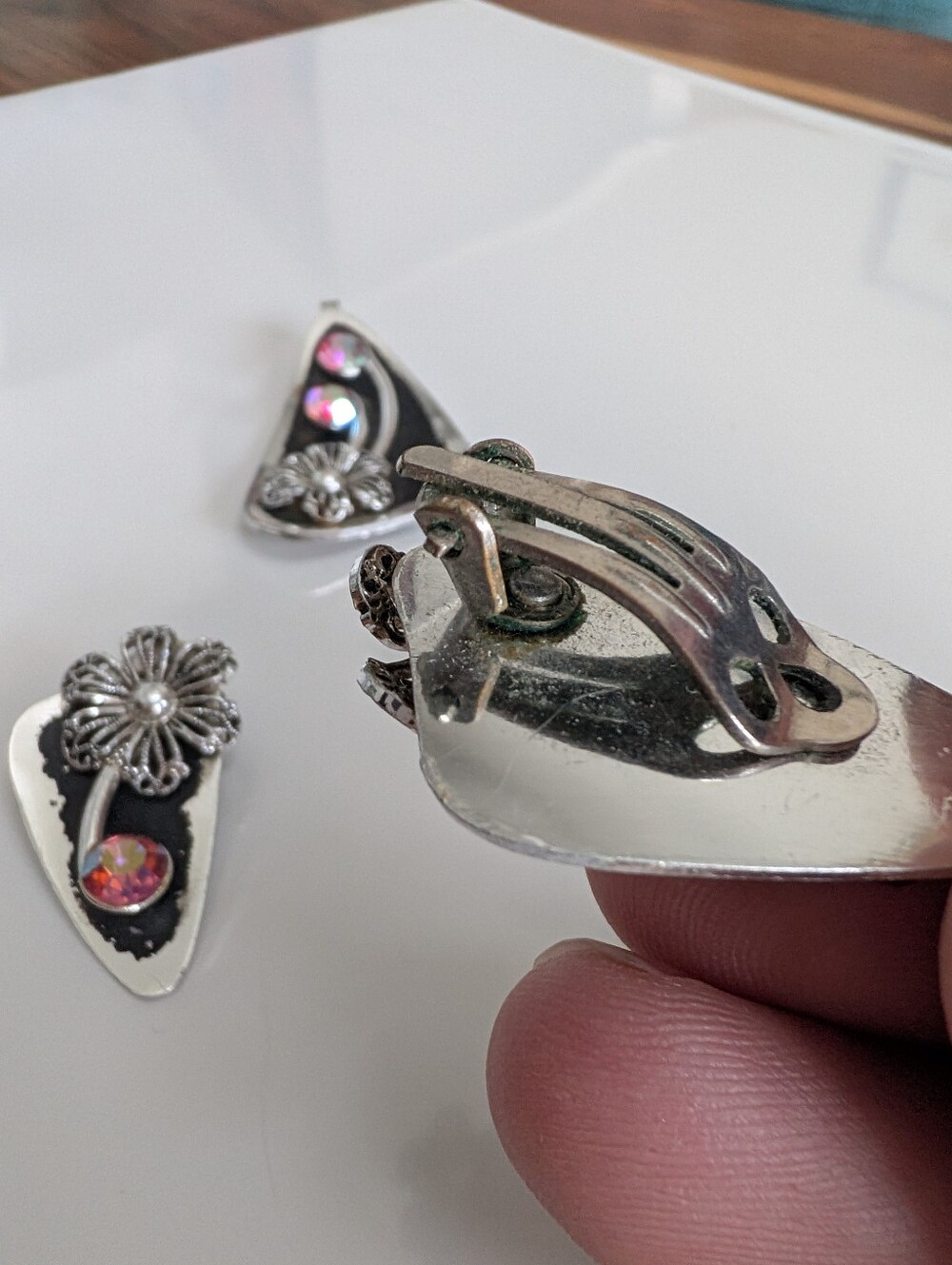 Vintage Silver Tone Enamel Rhinestone Flower Pendant Clip Earrings Set - Picture 3 of 5